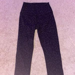 Black/grey patterned lululemon capri leggings Wunder under size US 6